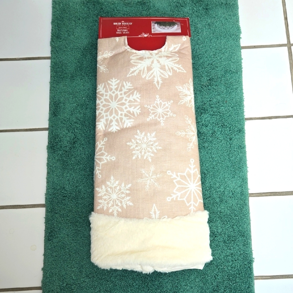 Red Shed Christmas Natural Tree Skirt